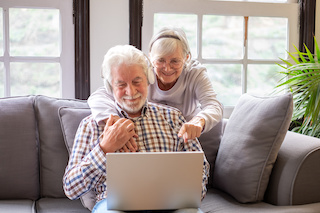 Senioren und die Generation 50plus am Computer oder Laptop